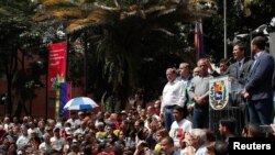 Өзүн Венесуэланын утурумдук президенти деп жарыялаган Хуан Гуайдо жактоочуларына кайрылууда. Каракас, 25-январь, 2019-жыл. 