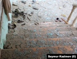 Розбите скло на сходах у Казьяні