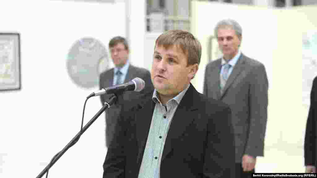 На відкриття приїхав і сам автор, литовський скульптор Вайдас Рамошка. 