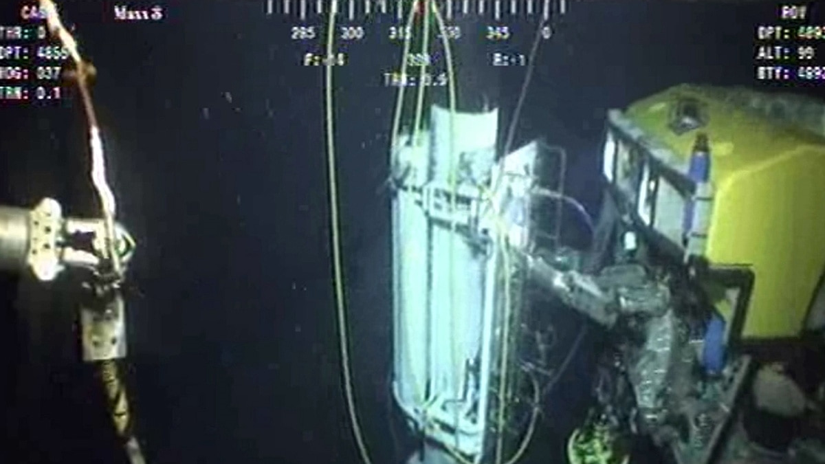 BP Tests New Containment Device In Hope of Controlling Undersea Oil Leak