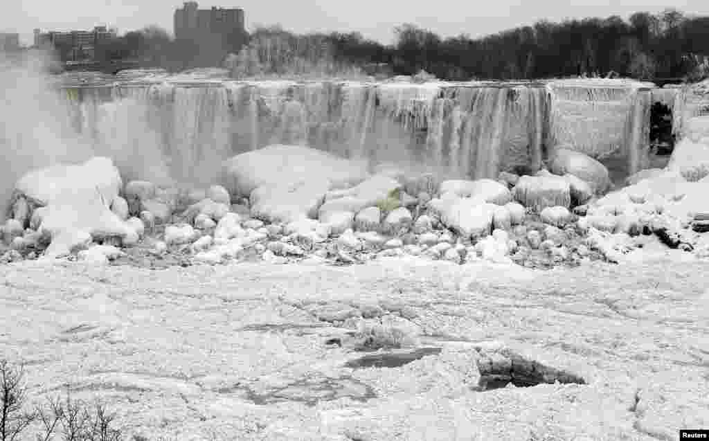 Ниагарские водопады: &laquo;Подкова&raquo;, называемый еще Канадским, Американский водопад и &laquo;Фата&raquo;. Зима 2014 года.