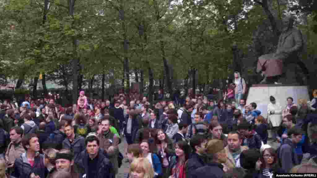 Российские активисты проводят акцию "Оккупай Абай" у памятника Абаю в центре Москвы. 9 мая 2012 года.