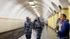 Российские полицейские патрулируют станцию метро в Москве, 13 июня 2018 г.