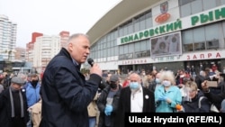 Мікола Статкевіч выступае ў Менску падчас збору подпісаў за кандыдатаў у прэзыдэнты, 24 траўня 2020 году