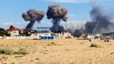 Дым от взрывов на военном аэродроме в поселке Новофедоровка вблизи города Саки в оккупированном Крыму, 9 августа 2022 года (иллюстративное фото)
