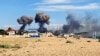 Füst gomolyog a Szaki légi bázis felett a Krím félszigeten 2022. augusztus 9-én