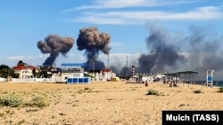 Дым от взрывов на военном аэродроме в поселке Новофедоровка вблизи города Саки в Крыму, 9 августа 2022 года