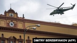 Вертолёт над зданием ФСБ в центре Москвы, архивное фото 