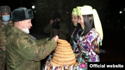 Россиялик ҳарбийларнинг Ўзбекистонда кутиб олиниши (mil.ru фотоси)