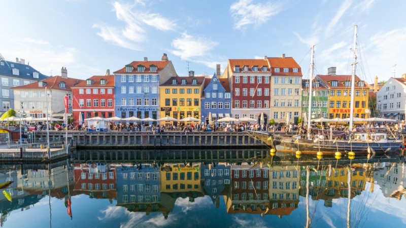 Danimarka hap kufijtë për çiftet e ndara nga koronavirusi