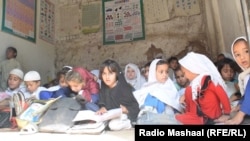 Peshawar, Khyber Pkhtunkhwa: Students at a community school in Chamkani