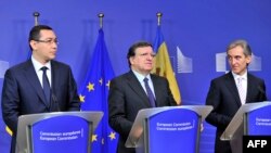 Victor Ponta, Jose Manuel Barroso şi Lurie Leancă la coferinţa de presă de la Bruxelles, 15 noiembrie 2013