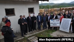Nekadašnji zatočenici u preko 650 zatvora i logora širom Bosne i Hercegovine, tokom rata, obilježili su Dan logoraša, (na fotografiji skup u Rogatici)