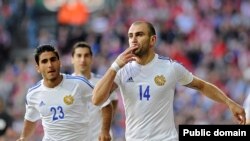 Дания - Форвард сборной Армении Юра Мовсисян (на переднем плане) во время футбольного матча Дания - Армения, Копенгаген, 11 июня 2013 г. 