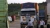 IRAQ, BASHMAKH : Truck drivers wait at the Iraqi side of the Iraq-Iran border crossing of Bashmakh, around 130 kms(80 miles) northeast of Sulaimaniyah, 07 October 2007.