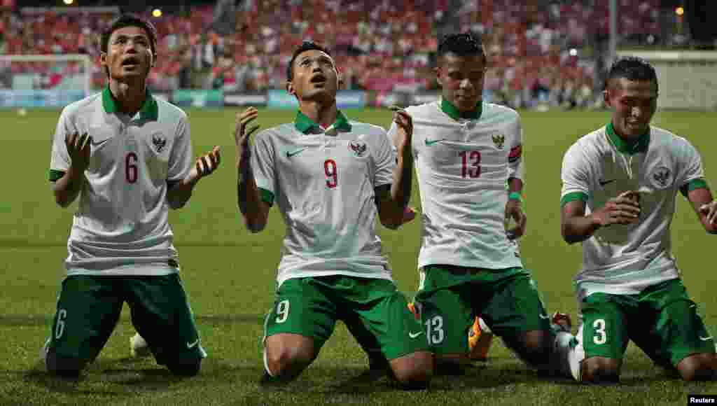 Sinqapurda keçirilən yarışlarda iştirak edən indoneziyalı futbolçular vurduqları ilk qolun sevincini yaşayırlar