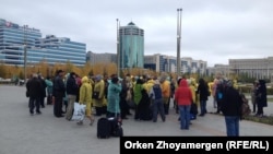 Әр аймақтан жиналған 150-ге жуық борышкер министрлер үйіне бара жатыр. Астана, 1 қазан 2013 жыл.