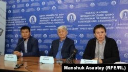 Ырысбек Токтасын, Толеген Жукеев, Жанболат Мамай (слева направо) на пресс-конференции в Алматы. 9 декабря 2019 года.