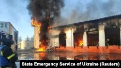 Склад с товарами, пострадавший от обстрелов, в Северодонецке, городе на востоке Украины. 21 марта 2022 года