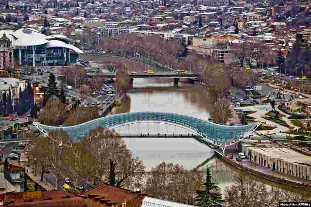 A newly constructed bridge over the Kura River