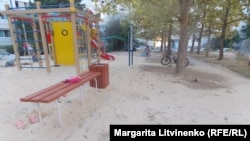Дитячий майданчик, встановлений ​​в одному з дворів по проспекту Героїв Сталінграда