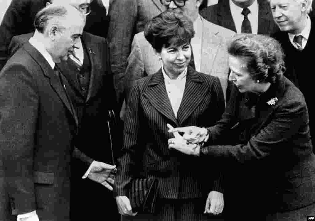 Cu soția lui, Raisa, și cu premierul britanic Margaret Thatcher la 16 decembrie1984.