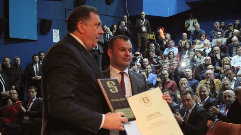 Srebrenica: Dodiku uručeno priznanje bez prisustva bošnjačkih odbornika 