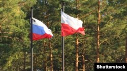 Russia has removed the Polish flag from a memorial in the Katyn Forest.