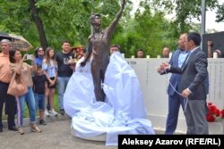 Полотно с памятника снимали олимпийский чемпион по боксу Ермахан Ибраимов и заместитель акима Алматы Арман Кырыкбаев (крайний справа). На заднем плане четвертый слева (в синей рубашке и в очках) – автор памятника Матвей Макушкин. Казахстан, Алматы, 22 июня 2019 года.