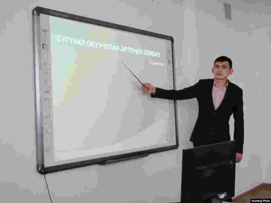 На фото изображен Майрамбек Советбек уулу. Насколько мне известно, он один из самых молодых директоров школ в Кыргызстане. Жол-Булакская средняя школа, Кеминский район. Автор: Темир Жусупбеков.