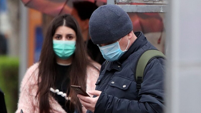 На улице наличие маски обязательно, ношение - нет, в противном случае налагается штраф в размере 10 тыс. драмов