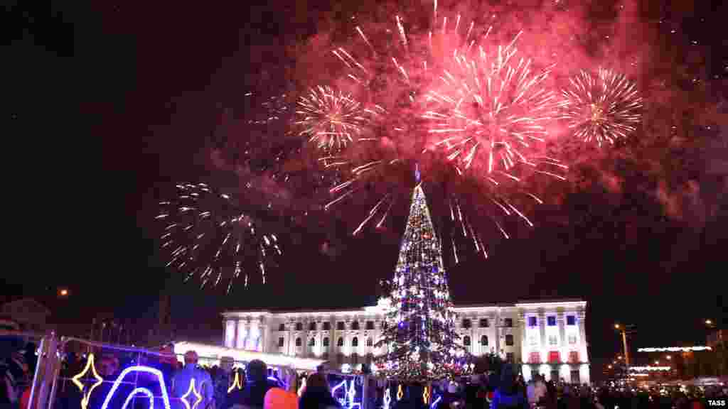 Новогодний салют над площадью Ленина в Симферополе