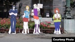 U centru Beograda izložene kartonske lutke u okviru akcije podrške LGBT zajednici