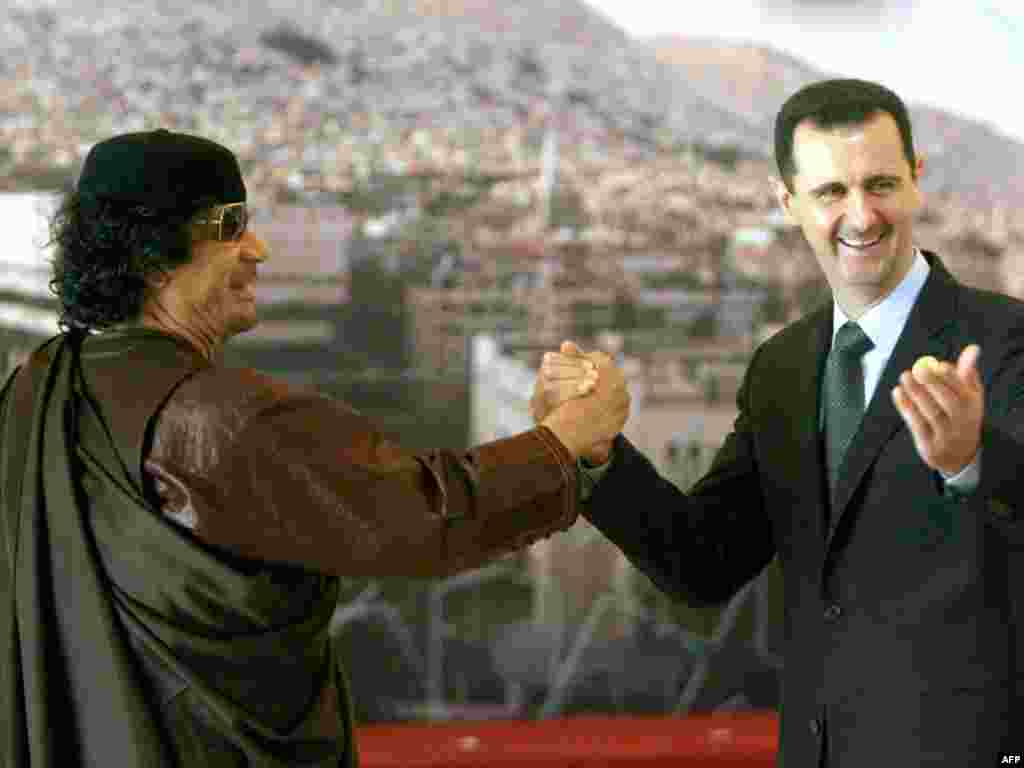 Gaddafi şi preşedintele sirian Başar al-Assad (care a &icirc;necat &icirc;n s&acirc;nge protestele anti-regim din Siria), la un summit arab &icirc;n Damasc, 29 martie 2008.