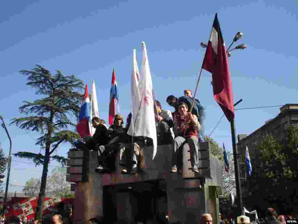 Georgia - Opposition supporters stand on the Monument for the victims of April 9 , 1981 protests, while preparing for the beginning of mass protests in Tbilisi, 02Nov2007 - ოპოზიციის მხარდამჭერები 1989 წლის 9 აპრილის მონუმენტზე, მასობრივი აქციის მოლოდინში. თბილისი. 2 ნოემბერი, 2007 წ.. (”რადიო თავისუფალი ევროპა/რადიო თავისუფლების” ფოტო)