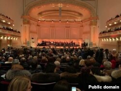 Cцена легендарного Карнегі Голу (Carnegie Hall) в Нью-Йорку (сучасний вигляд)