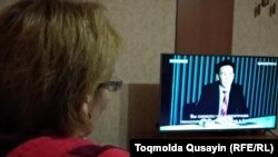 Зрительница у экрана телевизора за просмотром передачи телеканала «Казахстан». Алматинская область, 10 января 2018 года.