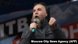 18 октомври, 2014 г. - кадър на Moscow City News Agency, на който руският Александър Дугин изнася реч по време на „битката за Донбас“