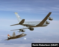 Un avion american de alimentare de tip KC-135R Stratotanker (sus) în acțiune (imagine de arhivă).