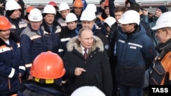 Vladimir Putin Keriç köprüniñ qurucılığında, 2018 senesi mart 14 künü