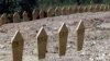 Foto arkiv – Varreza me trupa të shqiptarëve të cilët janë gjetur në një varreze masive në Petrovo Selo, Serbi. 18 korrik, 2001.
