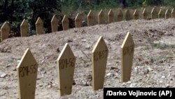 Foto arkiv – Varreza me trupa të shqiptarëve të cilët janë gjetur në një varreze masive në Petrovo Selo, Serbi. 18 korrik, 2001.