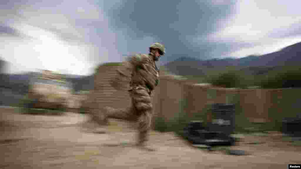 A U.S. Army soldier runs across open ground to avoid sniper fire at Combat Outpost Pirtle-King in Afghanistan&#39;s Kunar Province. (Reuters/Tim Wimborne)&nbsp;