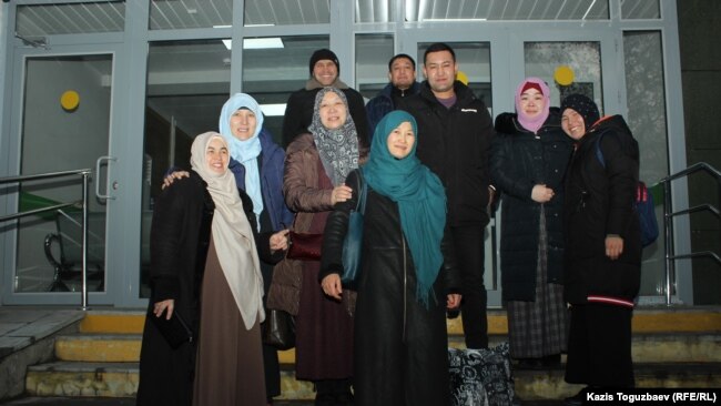 Осужденные Дария Нышанова (вторая справа) и Карлыгаш Адасбекова (третья справа) вместе с группой своих сторонников после оглашения приговора по делу об участии в запрещенной организации. Алматы, 27 января 2020 года.