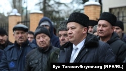 Ислям Велиляев (на переднем плане) и активисты после заседания суда, на котором Эдема Бекирова оставили под стражей. Симферополь, 11 января 2019 года