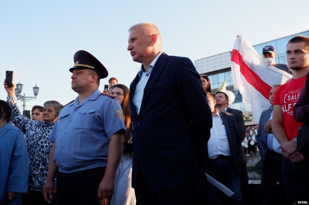 Der Vorsitzende des Distrikt-Exekutivkomitees, Ivan Navumenko (rechts), und der lokale Polizeichef Gennady Melnik.