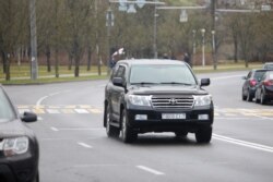 Калёну суправаджае на машыне генэрал-маёр, начальнік менскай міліцыі Іван Кубракоў