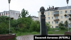 Памятник геологу Билибину. Магадан
