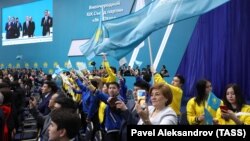 На зьезьдзе кіроўнай партыі Казахстану «Нур Атан», красавік 2019