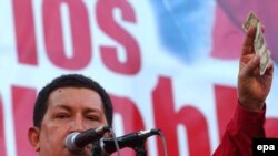 Уго Чавес во время выступления на одном из митингов